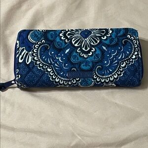 💰Vera Bradley Like New Blue & White Quilted Floral Women's Zipper Wallet 8” x 4”
